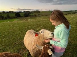 Jilly Park Farm Hands-On Experience Discover Authentic Farm Life Complimentary Breakfast Included: Buln Buln şehrinde bir çiftlik evi