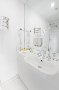 Miami Hotel Melbourne tesisinde bir banyo