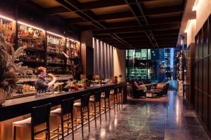 Next Hotel Melbourne, Curio Collection by Hilton tesisinde bir oturma alanı