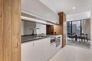 Adina Apartment Hotel Melbourne Southbank tesisinde mutfak veya mini mutfak