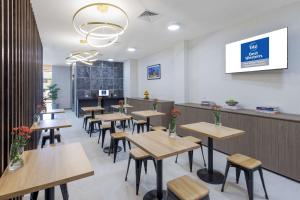 Best Western Queen Victoria Market Hotel tesisinde bir restoran veya yemek mekanı