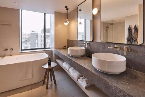 Rydges Melbourne tesisinde bir banyo