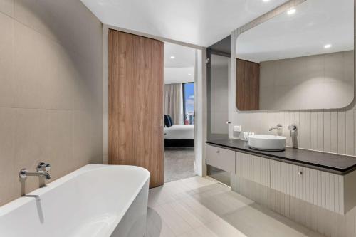 Adina Apartment Hotel Melbourne Southbank tesisinde bir banyo