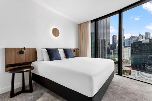 Adina Apartment Hotel Melbourne Southbank tesisinde bir odada yatak veya yataklar