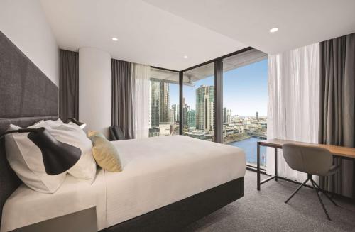 Vibe Hotel Melbourne tesisinde bir odada yatak veya yataklar